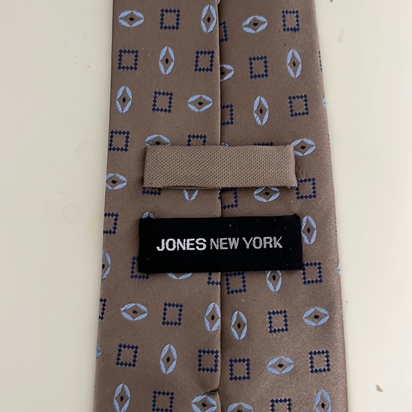 Jones New York Gold Patterned 100% Silk Tie - Picture 3 of 6